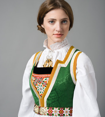 File:Senyan female traditional costume.jpg