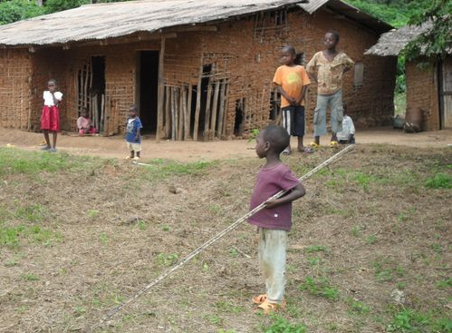 File:Children in Brůz̀c͂awř.png