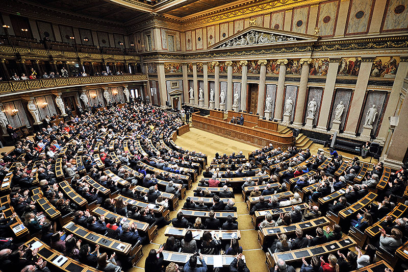 File:Plenum-im-reichstag.jpg