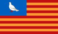 A flag consisting of seven red horizontal stripes, done by orange stripes, with in the canton a blue plane on which the Vinandy pigeon is placed