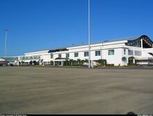 The passanger terminal building at the Phinean Tōnán'hyôrï airport.jpg