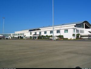 The passanger terminal building at the Phinean Tōnán'hyôrï airport.jpg