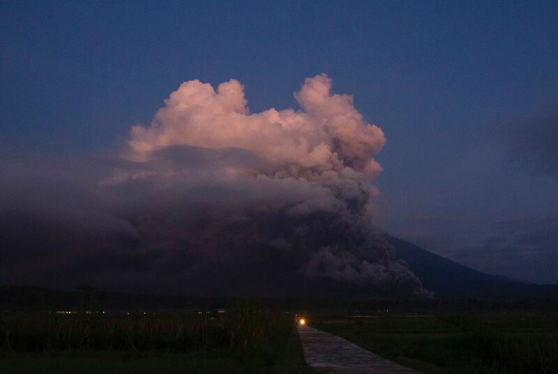 File:Mount-Broadshaw-Start-Eruption-1716.jpeg