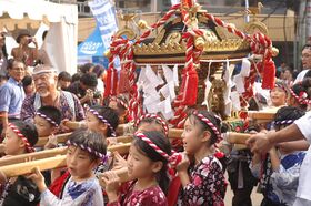 Kodomo mikoshi Temufan Keijou Buroku Emu.jpg